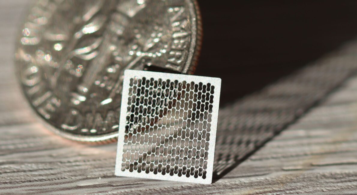 aeroPULSE FS50 femtosecond fiber laser cutting Nitinol stents with ultrashort pulses for burr‑free edges and implant‑grade precision.