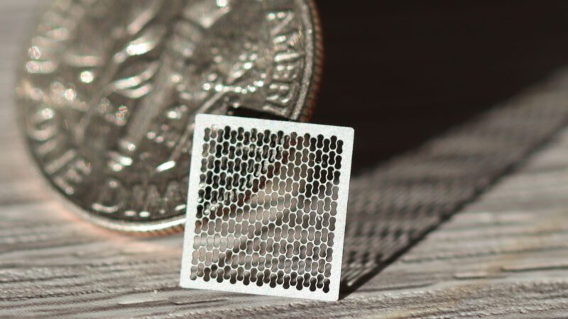 aeroPULSE FS50 femtosecond fiber laser cutting Nitinol stents with ultrashort pulses for burr‑free edges and implant‑grade precision.